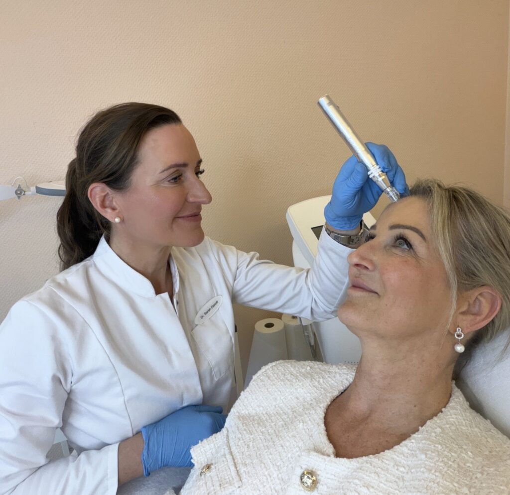 Dr. Sarah Ophoff: Fachärztin für Dermatologie in moderner Praxis in Tegernsee und München bei der Beratung und Behandlung für ästhetische Dermatologie und Hautgesundheit Behandlung einer Patientin