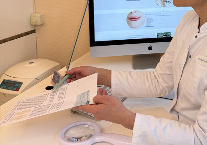 Was versteht man unter Hautqualität? Hautqualität beschreibt den Gesamtzustand der Haut – also Elastizität, Feuchtigkeitsgehalt, Gleichmäßigkeit, Porenstruktur und Lichtreflexion. Sie bestimmt maßgeblich, wie frisch und gesund ein Gesicht wirkt, unabhängig von einzelnen Falten.