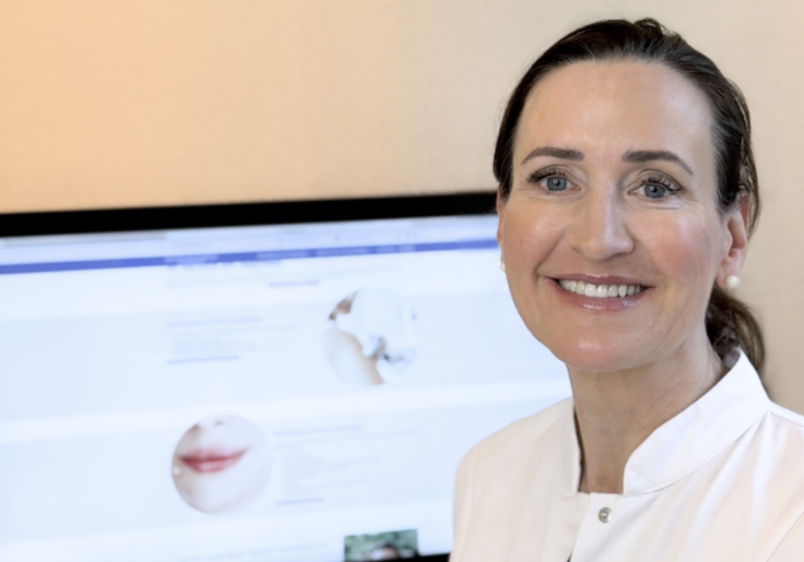 Wie lässt sich Kollagen im Gesicht wirklich aufbauen? Dermatologin Dr. Sarah Ophoff erklärt wissenschaftlich fundiert, welche Maßnahmen sinnvoll sind und welche Behandlungen die Kollagenbildung unterstützen können.