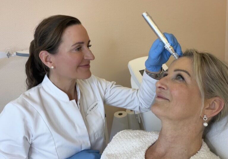 Dr. Sarah Ophoff: Fachärztin für Dermatologie in moderner Praxis in Tegernsee und München bei der Beratung und Behandlung für ästhetische Dermatologie und Hautgesundheit Behandlung einer Patientin