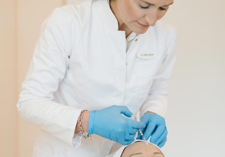 Dr. Sahra Ophoff im Behandlungszimmer spritzt Botox gegen Zornesfalte Dermatologin Tegernsee